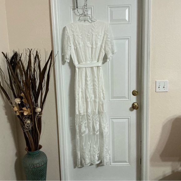 Elegant White Lace Dress - Picture 6 of 11